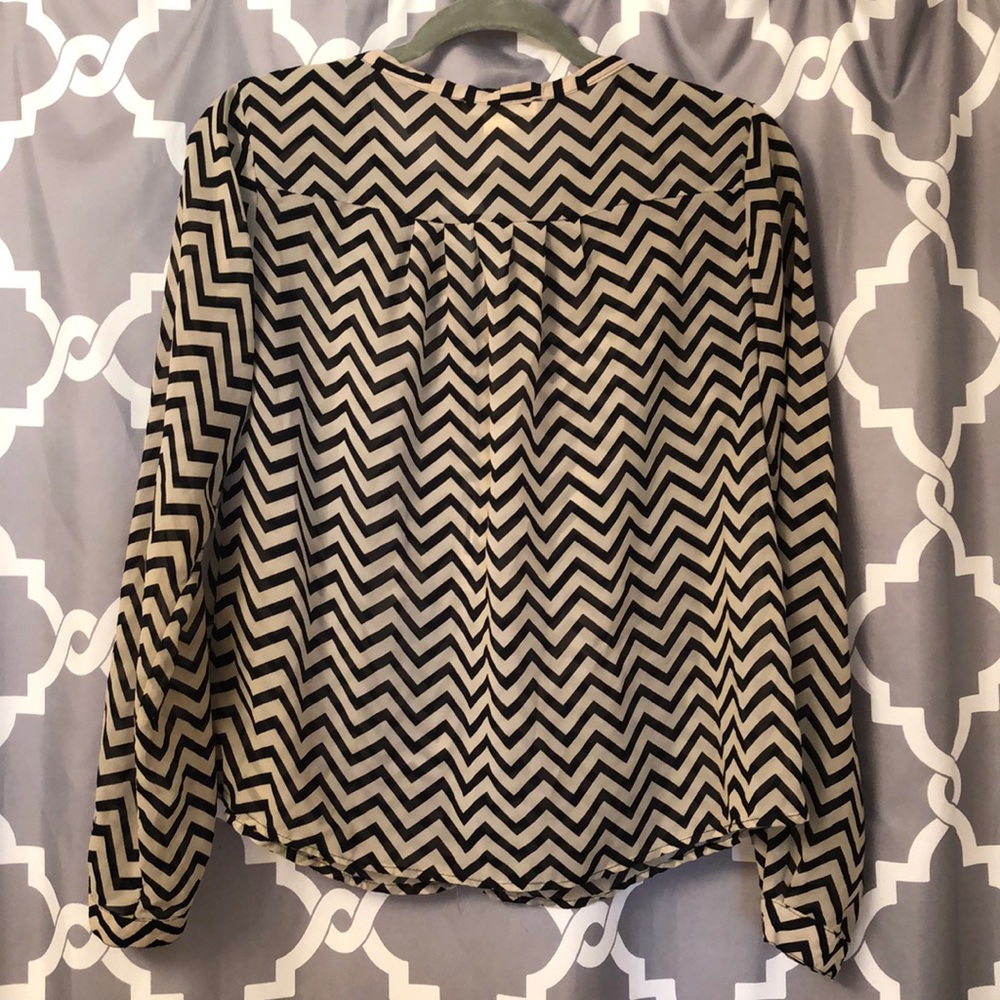 Beautiful blouse ♥️ - Picture 2 of 2